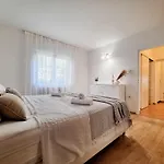 Semesterbostad House Gracia *